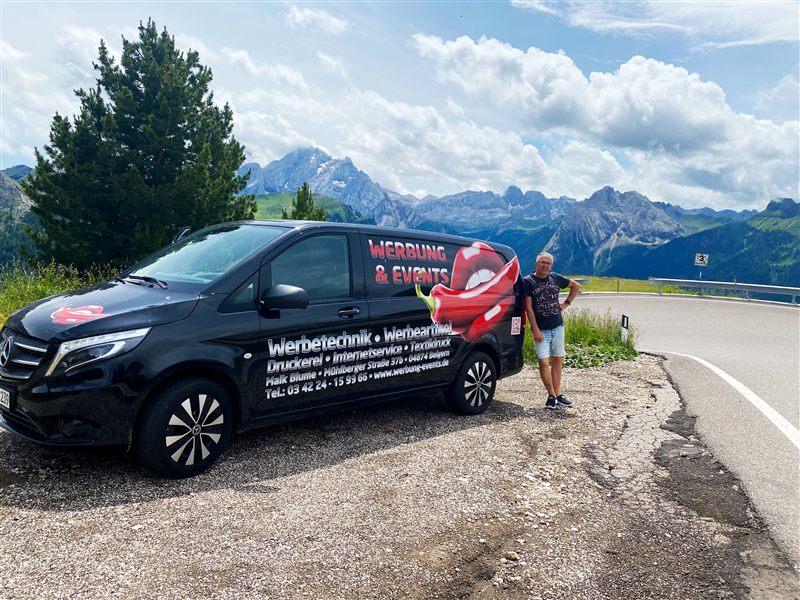 Maik Blume mit dem Firmenfahrzeug von Werbung & Events